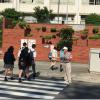 １８歳選挙権が認められ、逗子・葉山議員団と後援会は県立逗葉高校の門前で、生徒らに「青年向けパンフレット」を配布しました。