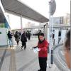 逗子市議選予定候補の岩室年治氏とJR逗子駅で早朝宣伝